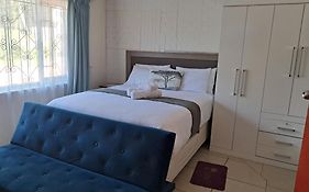 25 Jacaranda Lodge & Backpackers